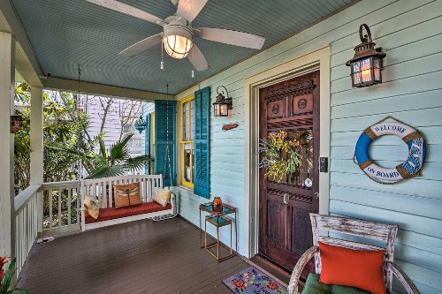 Charming Coastal Cottage, 5 Blocks to Beach! image 2